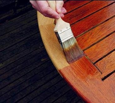 当家具表面的油漆剥落或刮擦时，我们如何修补油漆呢？
